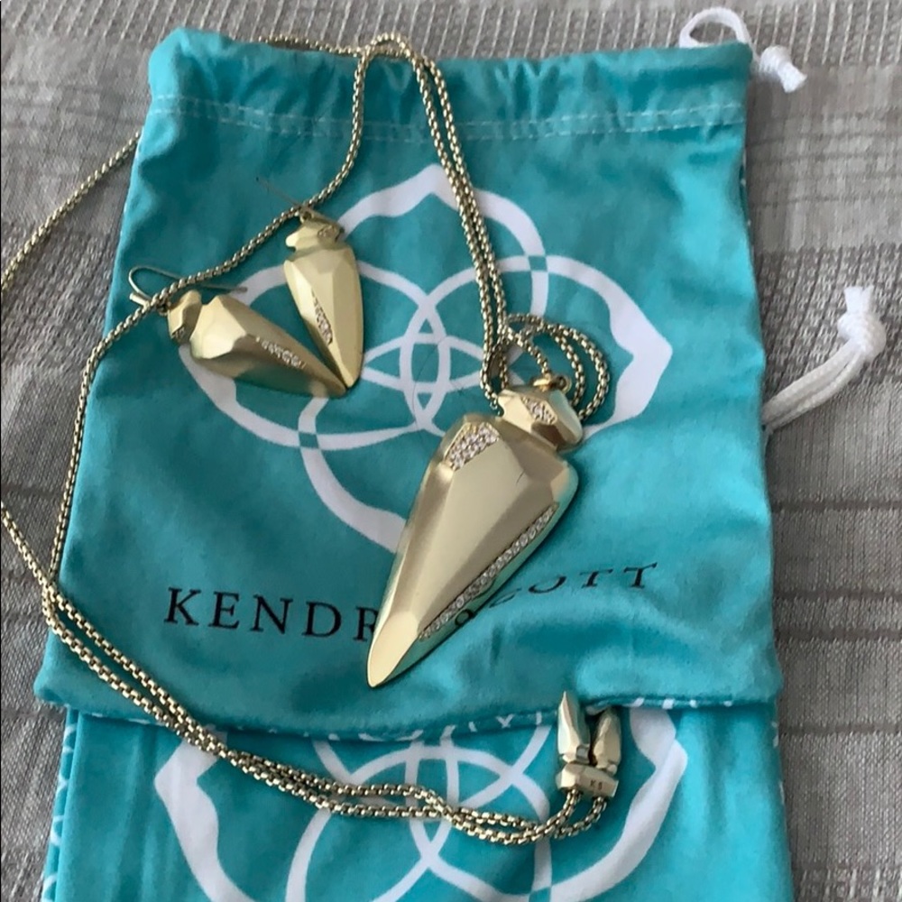 Kendra Scott necklace and earring set! GUC